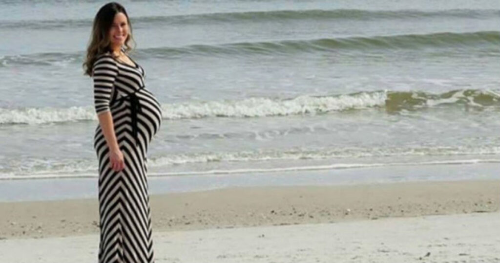 Pregnant mom takes amazing picture — but look who shows up to the right
